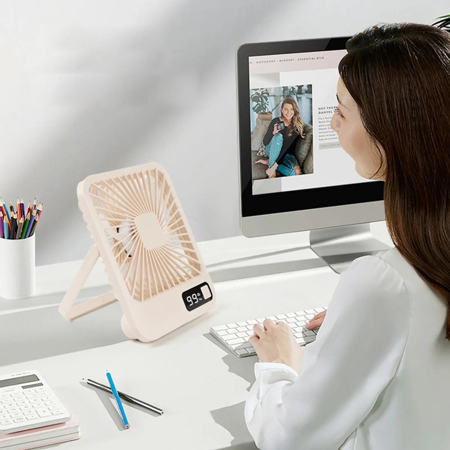 Q3 Desk Fan Portable Personal Fan Digital Display 5 Wind Speeds Adjustable Electric Cooling Fan USB Rechargeable for Home Office